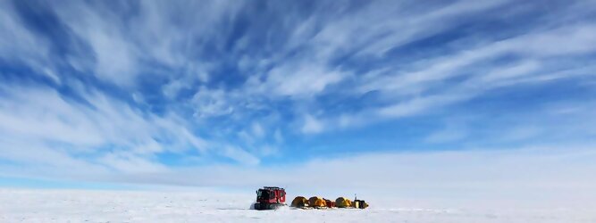 Get my Trip Tirol beliebtes Urlaubsziel – Antarktis - Null Bewohner, Millionen Pinguine und feste Dimensionen. Am südlichen Ende der Erde, wo die Sonne nur zwischen Frühjahr und Herbst über dem Horizont aufgeht, liegt der 7. Kontinent, die Antarktis. Riesig, bis auf ein paar Forscher unbewohnt und ohne offiziellen Besitzer. Eine Welt, die überrascht, bevor Sie sie sehen. Deshalb ist ein Besuch definitiv etwas für die Schatzkiste der Erinnerung und allein die Ausmaße dieser Destination sind eine Sache für sich. Du trittst aus deinem gemütlichen Hotelzimmer und es begrüßt dich die warme italienische Sonne. Du blickst auf den atemberaubenden Gardasee, der in zahlreichen Blautönen schimmert - von tiefem Dunkelblau bis zu funkelndem Türkis. Majestätische Berge umgeben dich, während die Brise sanft deine Haut streichelt und der Duft von blühenden Zitronenbäumen deine Nase kitzelt. Du schlenderst die malerischen, engen Gassen entlang, vorbei an farbenfrohen, blumengeschmückten Häusern. Vereinzelt unterbricht das fröhliche Lachen der Einheimischen die friedvolle Stille. Du fühlst dich wie in einem Traum, der nicht enden will. Jeder Schritt führt dich zu neuen Entdeckungen und Abenteuern. Du probierst die köstliche italienische Küche mit ihren frischen Zutaten und verführerischen Aromen. Die Sonne geht langsam unter und taucht den Himmel in ein leuchtendes Orange-rot - ein spektakulärer Anblick.
