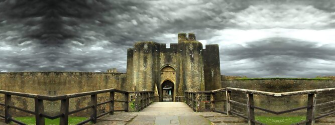 Get my Trip Tirol Reisetipps - Caerphilly Castle - ein Bollwerk aus dem 13. Jahrhundert in Wales, Vereinigtes Königreich. Mit einem aufsehenerregenden Turm, der schiefer ist wie der Schiefe Turm zu Pisa. Wie jede Burg mit Prestige, hat sie auch einen Geist, „The Green Lady“ spukt in den Gemächern, wo ihr Geliebter den Tod fand. Wo man in Wales oft – und nicht ohne Grund – das Gefühl hat, dass ein Schloss ziemlich gleich ist, ist Caerphilly Castle bei Cardiff eine sehr willkommene Abwechslung. Die Burg ist nicht nur deutlich größer, sondern auch älter als die Burgen, die später von Edward I. als Ring um Snowdonia gebaut wurden.