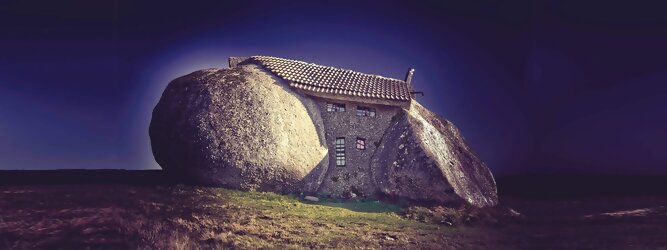 Get my Trip Tirol Reisetipps - Casa do Penedo – das bizarre Steinhaus von der Natur inspiriert, überrascht in der Nähe von Fafe im Norden Portugals. Man würde unwillkürlich Fred Feuerstein erwarten, wenn da nicht rundherum elektrisch betriebene Windkrafträder stünden. Es ist bewohnbar, allerdings ohne Luxus und Komfort. Es sieht aus wie das Flintstones-Haus und soll es auch sein: Der Architekt des „Casa do Penedo“ hat sich vor seinem Bau in den 70er-Jahren wirklich von der amerikanischen Zeichentrickserie inspirieren lassen und seitdem pilgern viele Touristen dorthin Hügel, der von elektrischen Windturbinen gesäumt ist, um das Haus mit eigenen Augen zu sehen.