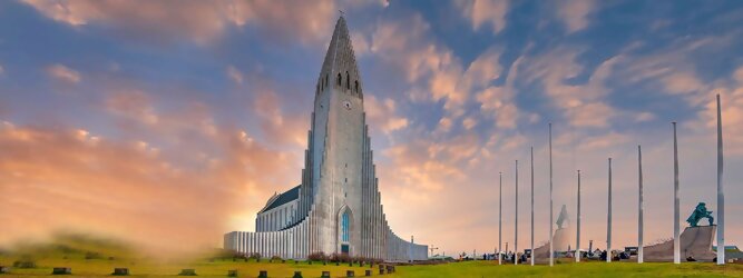 Get my Trip Tirol Reisetipps - Hallgrimskirkja in Reykjavik, Island – Lutherische Kirche in beeindruckend martialischer Betonoptik, inspiriert von der Form der isländischen Basaltfelsen. Die Schlichtheit im Innenraum erstaunt, bewegt zum Innehalten und Entschleunigen. Sensationelle Fotos gibt es bei Polarlicht als Hintergrundkulisse. Die Hallgrim-Kirche krönt Islands Hauptstadt eindrucksvoll mit ihrem 73 Meter hohen Turm, der alle anderen Gebäude in Reykjavík überragt. Bei keinem anderen Bauwerk im Land dauerte der Bau so lange, und nur wenige sorgten für so viele Kontroversen wie die Kirche. Heute ist sie die größte Kirche der Insel mit Platz für 1.200 Besucher.