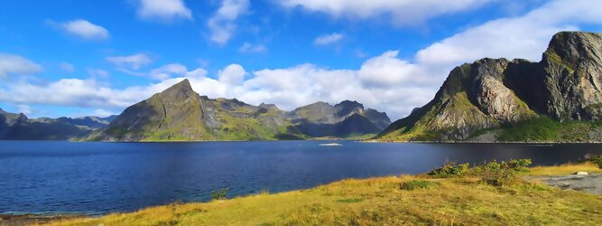 Get my Trip Tirol Reisetipps - Die Lofoten Inseln Norwegen – Skandinaviens eiskalte Schönheit fasziniert mit atemberaubenden Nordlichtern und geradezu außerirdisch imposanten Gebirgskulissen. Land der Mitternachtssonne am Polarkreis, ein Paradies für Wanderer, Naturfreunde, Hobbyfotografen und Instagram er/innen. Die Lofoten gehören zu Norwegen und liegen nördlich des Polarkreises. Erfahren Sie hier, was für eine einzigartige Landschaft die Lofoten zu bieten haben und was Sie dort erwartet. Vorsicht akutes Fernweh! Die meisten von Ihnen kennen wahrscheinlich die Lofoten. Man stellt sich malerische Fischerdörfer vor, umgeben von hohen Bergen und tiefblauen Fjorden.