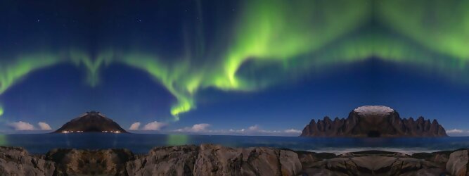 Get my Trip Tirol Reisetipps - Polarlichter Norwegen Tromso - Skandinaviens eiskalte Schönheit fasziniert mit atemberaubenden Nordlichtern und geradezu außerirdisch imposanten Gebirgskulissen. Land der Mitternachtssonne am Polarkreis, ein Paradies für Wanderer, Naturfreunde, Hobbyfotografen und Instagram er/innen. Tromsø liegt unter dem sogenannten „Nordpollichtoval“, das den magnetischen Nordpol wie ein Ring oder Gürtel umschließt. Hier wird das Polarlicht auch Aurora Borealis genannt. Aufgrund der Struktur des Erdmagnetfeldes sind sie in dieser Region auch in Zeiten geringer Sonnenaktivität besonders häufig und intensiv zu beobachten.