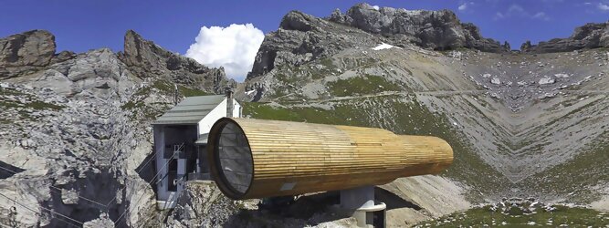 Get my Trip Tirol Reisetipps - Das Riesenfernrohr im Karwendel – wie ein gigantischer Feldstecher wurde das Informationszentrum auf die Felskante neben der Bergstation platziert. Hoch über Mittenwald, Bayern erlebt man sensationell faszinierende Ein- und Ausblicke in die alpine Natur und die sensible geschützte Bergwelt Karwendel. Auf 2044m Seehöhe, 1.321m über Mittenwald und oft über dem Wolkenmeer, könnte das Informationszentrum Bergwelt Karwendel nicht eindrucksvoller sein! Und mit der Bergbahn ist es von Mittenwald aus in kurzer Zeit bequem erreichbar.Durch das große Panoramafenster blicken Sie auf Mittenwald und scheinen über der Stadt zu schweben.