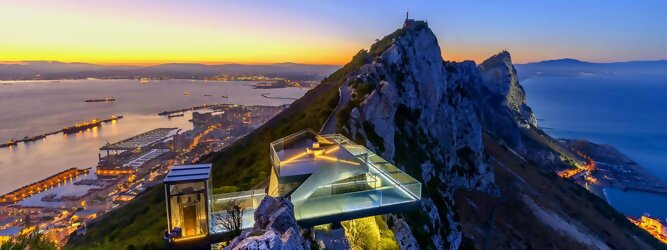 Get my Trip Tirol Reisetipps - Ein ehemaliger militärischer Aussichtspunkt, der in eine hochmoderne Glasplattform und einen Gehweg umgewandelt wurde, der einen unvergleichlichen Blick über das Mittelmeer bietet. Ein ununterbrochener 360º-Panorama-Aussichtspunkt, der so spektakulär ist wie nirgendwo sonst auf der Welt. Betreten Sie die 360-Grad-Umgebung und bekommen Sie ein Gefühl für die Freiheit und die Heiterkeit, die Sie beim Skywalk erleben werden. Die Militärgeschichte Gibraltars während des Zweiten Weltkriegs veranschaulicht Gibraltars Position als britische Festung seit dem frühen 18. Während des Zweiten Weltkriegs spielte Gibraltar eine wichtige Rolle sowohl im Atlantic Theatre als auch im Mediterranean Theatre und kontrollierte praktisch den gesamten Seeverkehr in und aus dem Mittelmeer vom Atlantischen Ozean.